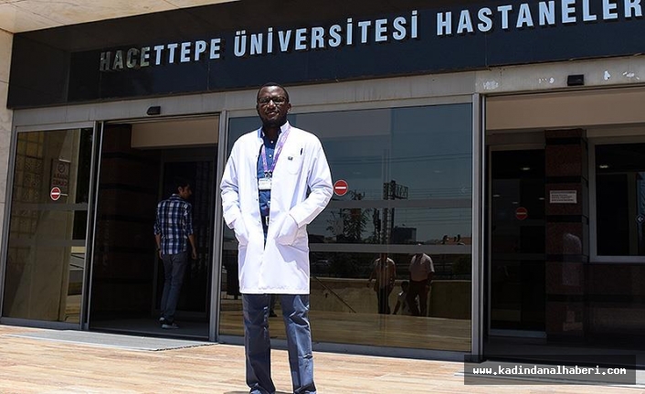 Gambiyali Doktor Mezun Oldugu Hacettepe De Sifa Dagitiyor