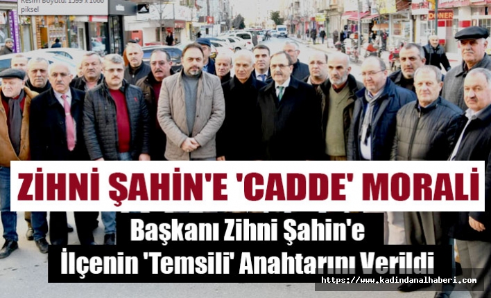 Gençlik Caddesi Esnafından Başkan Şahin'e, ilçenin 'temsili' anahtarı verildi