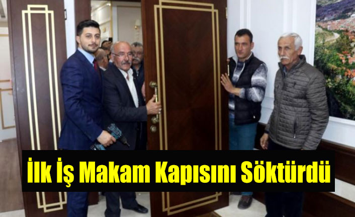 İlk İş Makam Kapısını Söktürdü