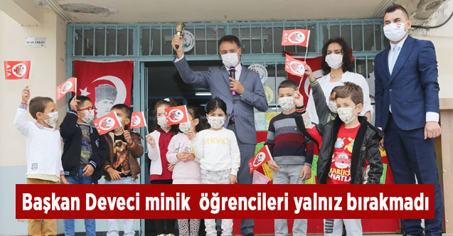 Başkan Deveci minik öğrencileri yalnız bırakmadı