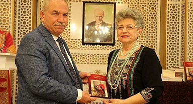 Engelli Oğlunun Hayatını Kaleme Aldığı Kitabı Başkan Demirtaş’a Takdim Etti