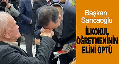 Başkan Sarıcaoğlu, İlkokul öğretmeninin elini öptü
