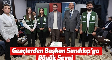 Gençlerden Başkan Sandıkçı’ya Büyük Sevgi