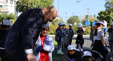 Başkan Türkel, çevre dostu öğrencilerle çöp topladı