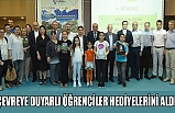 ÇEVREYE DUYARLI ÖĞRENCİLER HEDİYELERİNİ ALDI