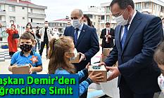 Başkan Demir’den Öğrencilere Simit