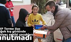 CHP Terme ilçe soğuk kış gününde İhtiyaç sahibi çocukları unutmadı