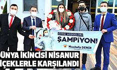 Dünya ikincisi Nisanur çiçeklerle karşılandı