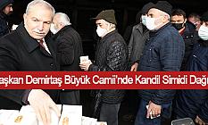 Başkan Demirtaş Büyük Camii’nde Kandil Simidi Dağıttı