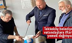 Tekkeköy belediyesi vatandaşlara iftarlık yemek dağıtıyor