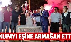 Kupayı Eşine Armağan Etti