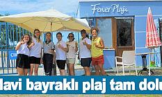 Mavi bayraklı plaj tam dolu
