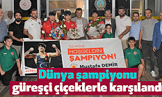 Dünya şampiyonu güreşçi çiçeklerle karşılandı