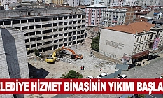 Belediye hizmet binasının yıkımı başladı
